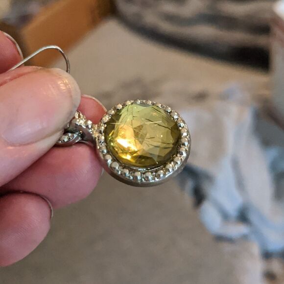 Vintage green crystal faceted earrings that look framed in crystals - Picture 5 of 7